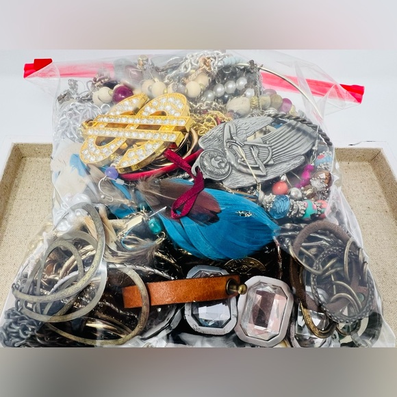 Vintage & Modern Gold & Silver Tone Mixed Metal Scrap/Wearable Jewelry Lot 7.5lb - Picture 2 of 14